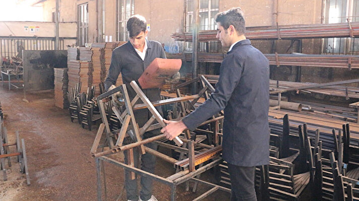 Şanlıurfa Mesleki ve Teknik Anadolu Lisesi Mobilya ve İç Mekan Tasarım Bölümü öğrencileri, teorik derslerinin yanı sıra haftada 18 saat atölyede çalışarak mobilya üretiyor. 
