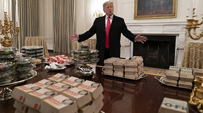 ABD Başkanı Donald Trump, Meksika Duvarı krizi yüzünden hükümetin kapatılması sebebiyle yemek hizmetlerinin aksaması sonucu Başkanlık Ofisi Beyaz Saray'da Clemson Tigers futbol kulübü oyuncuları için düzenlenen programa dışarıdan hamburger ve pizza sipariş etti. 