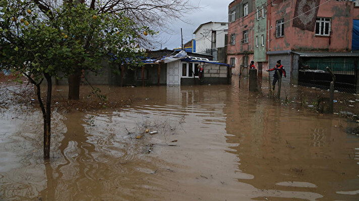 Gece boyunca etkili olan sağanak yağış Adana'da hayatı olumsuz etkiledi. 