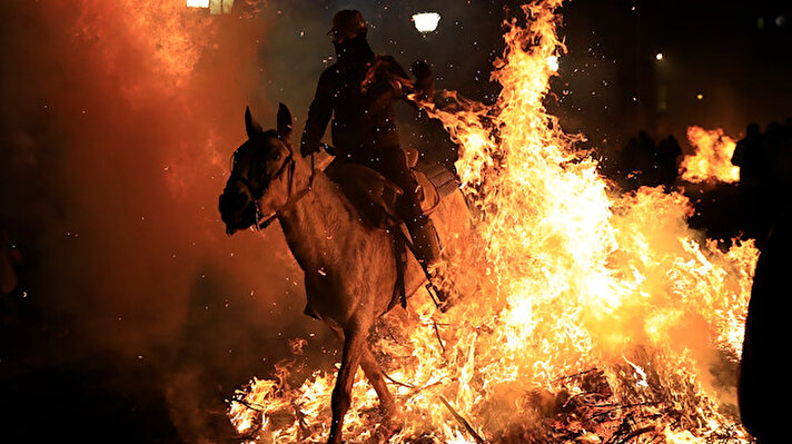 Başkenti Madrid'in 100 kilometre kuzeydoğusundaki San Bartolome de Pinares kasabasında atların ateş üzerinde yürütülmesi geleneği bu yıl da tekrarladılar. 

