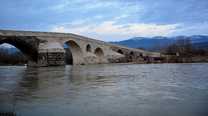 5,5 metre genişlik, 161 metre uzunluğa sahip olan ve tarihi İpekyolu üzerinde yer alan köprü yüzlerce yıl şehirler arasındaki ulaşımın sağlanması için kullanıldı. 
