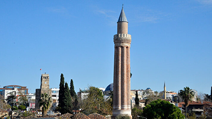 Bugünkü Kaleiçi bölgesinde olan Antalya, Selçuklu Devleti'nin yükselme döneminde 1207 yılında Sultan I. Gıyaseddin Keyhüsrev tarafından fethedildi. Babası I. Gıyaseddin Keyhüsrev ve ağabeyi I. İzzeddin Keykavus'tan sonra 1220 yılında Selçukluların başına geçen I. Alaeddin Keykubat ise bugün Antalya'nın simgesi konumundaki Yivli Minare'yi 1225 yılından sonra inşa ettirdi.
