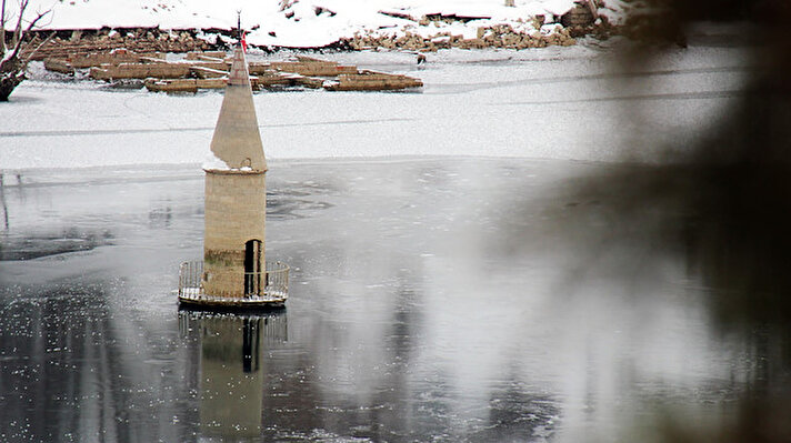 Hafik ilçesinde etkili olan soğuk hava Pusat-Özen Barajı'nda su yüzeyini dondurdu. 