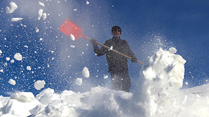 Kar kalınlığının yer yer 3 metreye ulaştığı ilçede, ev ve iş yeri çatılarında biriken karları temizleyen kişiler, günde 100-150 lira arasında para kazanıyor.


