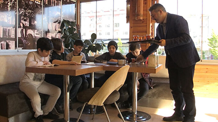 Atakum ilçesinde, "Millet Kıraathanesi" formatından esinlenerek açılan kafeden, her yaş ve eğitim düzeyindeki öğrenciler faydalanabiliyor. 

