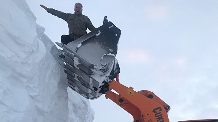 Kar kalınlığının 2 metreye ulaştığı ilçede tipi nedeniyle kar kalınlığı 5 metreye kadar yükseliyor. İş makinelerinin boyunu aşan kar kalınlığında ekipler hummalı bir çalışma ile mutlu sona ulaştı. 
