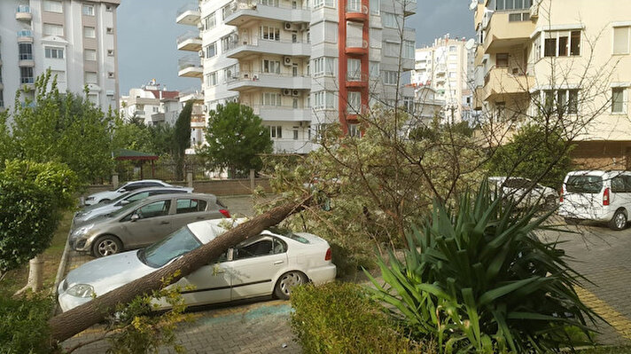 Antalya'da dün akşam saatlerinden itibaren etkisini artırarak, devam fırtına ve yağış, günlük yaşamı olumsuz etkiledi. 