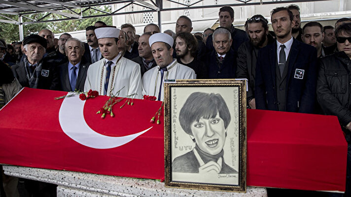 TBMM Başkanı ve AK Parti İstanbul Büyükşehir Belediye Başkan adayı Binalı Yıldırım, Ayşen Gruda'nın yaşamını yitirmesine ilişkin, "Sanat camiamıza başsağlığı diliyorum. Böyle insanlar kolay yetişmiyor, dolayısıyla ülkemiz ve sanat camiamız için büyük bir kayıptır. Allah rahmet eylesin, mekanı cennet olsun." dedi.