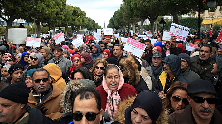 Başkent Tunus'taki tiyatro binası önünde toplanan yaklaşık yüz kadar veli ile bir grup öğrenci, Tunus Genel İşçi Sendikası (UGTT) binasının önüne doğru yürüdü.

