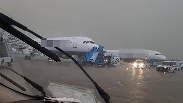 Antalya Havalimanı'nda etkili olan hortum nedeniyle servis otobüsü devrildi.