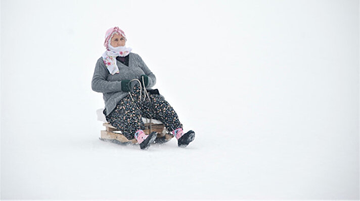 Tokat’ın Başçiftlik ilçesinde beşincisi düzenlenen kar şenlikleri 1600 rakımlı Saman Dağı'nın eteklerindeki kayak merkezinde yapıldı. 7’den 70’e kayak sevenlerin ilgi gösterdiği şenliklerde renkli görüntüler yaşandı.