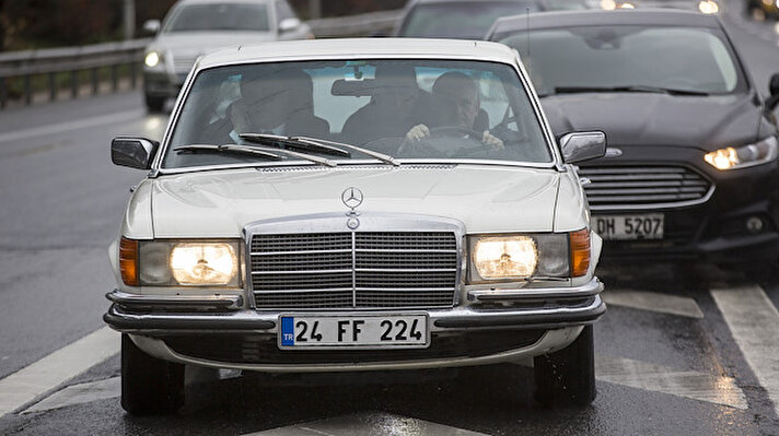 Binali Yıldırım, Kavacık'taki seçim ofisine ailesine ait "24 FF 224" plakalı klasik otomobili kullanarak geldi. 