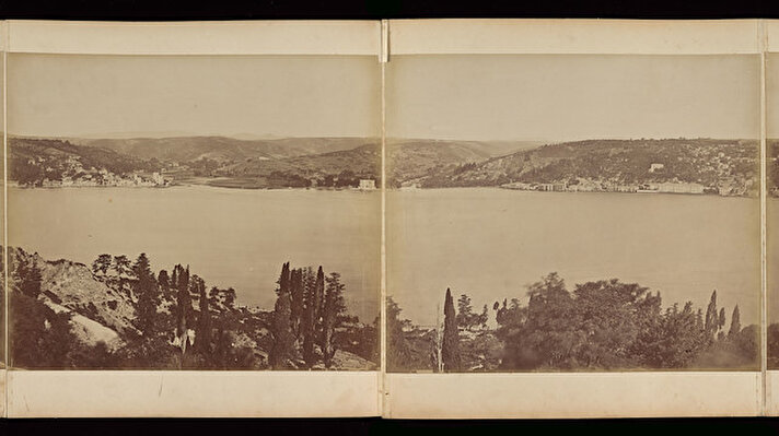 Dijital erişime açılan arşivdeki 'Le Bosphore de la mer Noire à la Corne d'Or, Constantinople, I​' adlı kitap Germain-Ferdinand​ Sengès imzalı kareleri içeriyor.