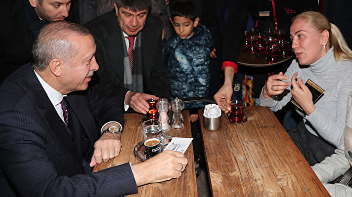 Türkiye Cumhurbaşkanı ve AK Parti Genel Başkanı Recep Tayyip Erdoğan (sol 2), Antalya'nın Konyaaltı ilçesinde bir kafede vatandaşlarla sohbet etti. Cumhurbaşkanı Erdoğan'a Dışişleri Bakanı Mevlüt Çavuşoğlu (solda) eşlik etti.
