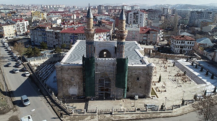 Sivas'ta kent meydanına yakın bir noktada bulunun, 1271 yılında Selçuklu sultanlarından 3. Gıyaseddin Keyhüsrev döneminde Vezir Sahip Ata Fahreddin Ali tarafından inşa edilen Gökmedrese'nin restorasyonunda sona gelindi. 
