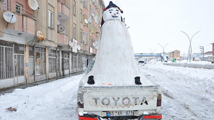 Yüksekova'da etkili olan kar yağışı hayatı olumsuz etkilerken, bazıları için de eğlenceye dönüştü.