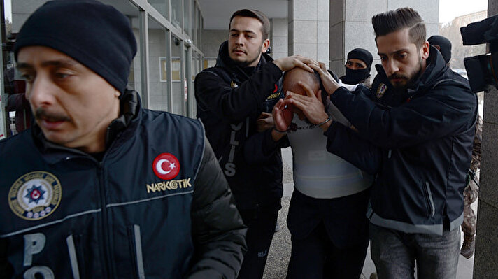 İl Emniyet Müdürlüğüne bağlı Narkotik Suçlarla Mücadele Şubesi ekiplerince uyuşturucu ile mücadele kapsamında yapılan çalışmalar sonucu 24 Ocak'ta Erzurum-Erzincan kara yolu üzerindeki Aşkale Polis Uygulama Noktası'nda durdurulan Ş.D. idaresindeki tırda ele geçirilen 1 ton 535 kilogram eroine ilişkin gözaltına alınan, şebeke elebaşı M.Z.F'nin polisteki işlemleri tamamlandı.

