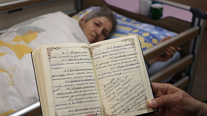 Aydın'da yaşayan 70 yaşındaki Ahmet Adem, huzurevinde 12 yıldır aynı odada kaldığı ve tüm ihtiyaçlarını karşıladığı yatalak eşine "aşk"la bakarak vefa örneği gösteriyor.

