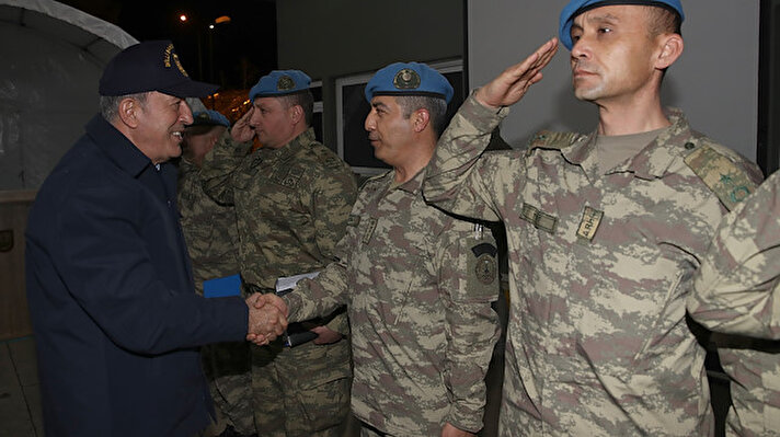 Milli Savunma Bakanı Hulusi Akar, beraberinde Kara Kuvvetleri Komutanı Orgeneral Ümit Dündar ile Irak sınırının sıfır noktasında komandolarla bir araya geldi.  