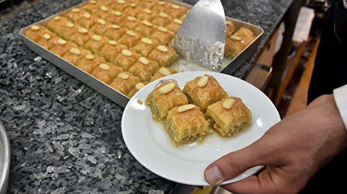 Halk arasında "Diyarbakır baklavası" olarak da adlandırılan tatlı, badem ve 20 kat yufkayla hazırlanıyor, üzerine sütlü şerbet dökülüyor. 