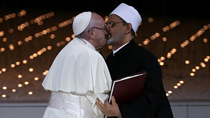 Katoliklerin ruhani lideri ve Vatikan Devlet Başkanı Papa Franciscus, Abu Dabi Veliaht Prensi'nin daveti üzerine ilk kez Körfez ülkelerinden biri olan Birleşik Arap Emirlikleri'ne geldi. 