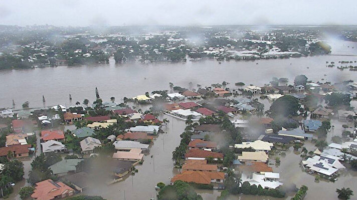 Avustralya'da yaklaşık bir haftadır devam eden şiddetli yağmurun yol açtığı sel felaketi eyalet genelinde birçok kişiyi evini terk etmeye zorladı.
