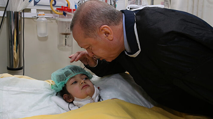 Cumhurbaşkanı Erdoğan, Kartal'da bina çökmesi sonucu yaralanan vatandaşları, hastanede ziyaret etti.