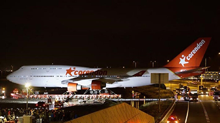 Türk iş adamı Atilay Uslu'nun sahibi olduğu Hollanda ve Benelüks ülkelerindeki en büyük otelin bahçesine konulacak Boeing 747 tipi uçak otoyoldan geçti.  