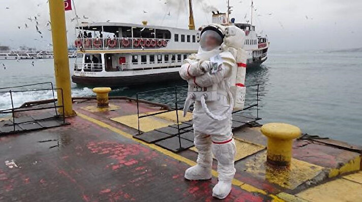 Yeşilay'ın projesi hafta içi çok konuşulmuştu. Metrobüs durağında astronot kıyafetliyle görüntülenen kişi, 9 Şubat 'Sigara Bırakma Günü'nde yani bugün İstanbul sokaklarına çıktı. 