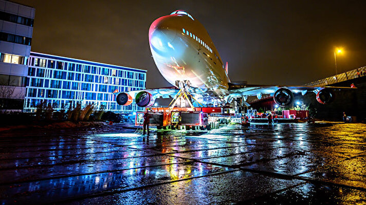 Türkiye'nin en büyük turizm gruplarından Corendon Turizm Grubu'nun sahibi olduğu ve Belçika, Hollanda ile Lüksemburg'un coğrafi olarak birlikteliğini anlatan Benelüx'ün en büyük oteli Corendon Village Hotel Amsterdam'ın bahçesine, Boeing 747-400 uçak yerleştirildi. 