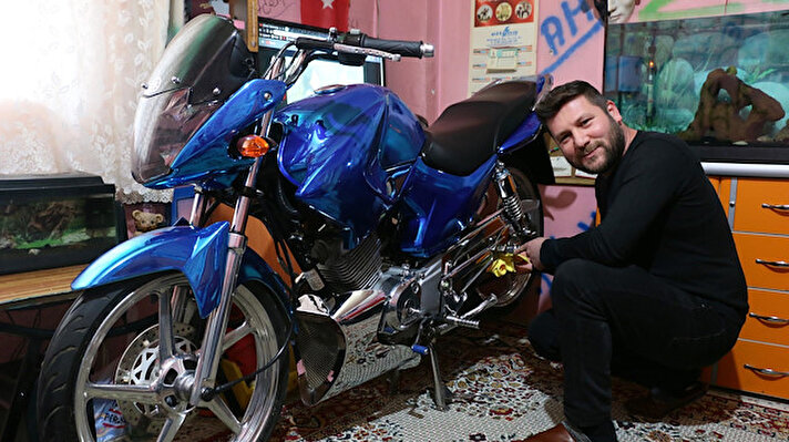 Manisa'da kablo üretimi yapan bir fabrikada işçi olarak çalışan Halil İbrahim Koldaş, 3 yıl önce çocukluk hayalini gerçekleştirerek ikinci el bir motosiklet satın aldı. 