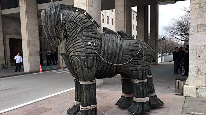 Meclisteki "Troya Hazineleri-Asırlık Hasret" belgeselinin gösterimi için "Truva Atı" heykeli getirildi.
