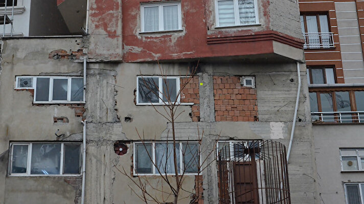 İstanbul Bağcılar'da 9 katlı bir binayı görenleri şaşkınlıklarını gizleyemiyor.  
