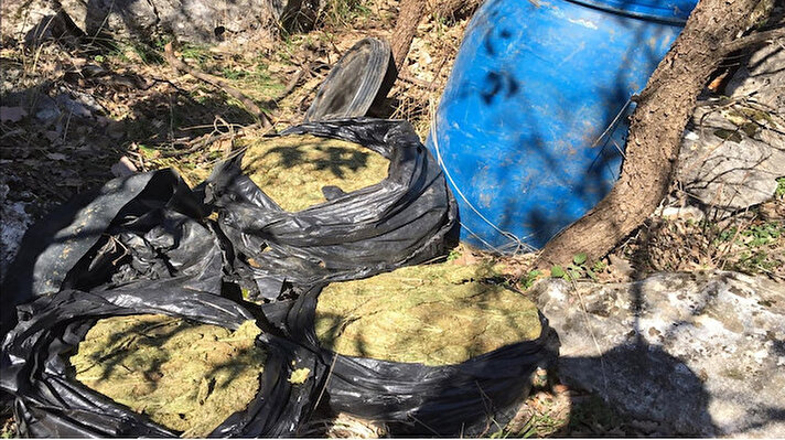 Diyarbakır'ın Lice ilçesi kırsalında terör örgütü PKK'ya yönelik düzenlenen operasyonda çuvallarda ve toprağa gömülü bidonlarda 5 ton 209 kilo esrar ile mühimmat ve yaşam malzemeleri ele geçirildi.