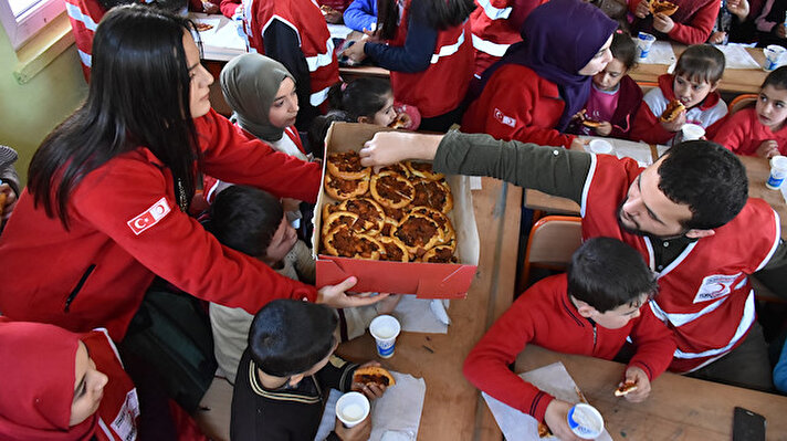 İlk kez pizza yeme fırsatı bulan Sofalıcı İlkokulundaki 40 öğrenci, üniversiteli ağabeyleri ve ablalarıyla eğlenceli vakit geçirdi.
