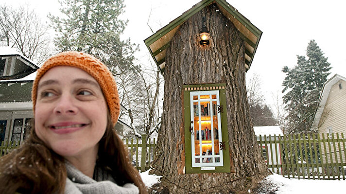Sharalee Armitage Howard isimli bir kadın evlerinin önündeki 110 yıllık kavak ağacı kütüğünün öylece çürümesine gönlü el vermedi.
