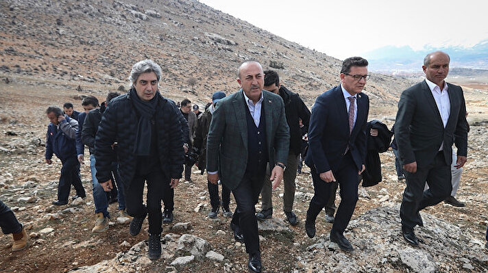 Dışişleri Bakanı Mevlüt Çavuşoğlu, çekimleri Antalya’da devam eden “Nöbet” dizisinin setini ziyaret ederek, oyuncularla bir araya geldi.
