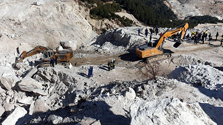 Muğla'nın Milas ilçesinde açık arazideki maden sahasında meydana gelen heyelanda toprak altında kalan işçilerin kurtarılması için ekipler seferber edildi. 