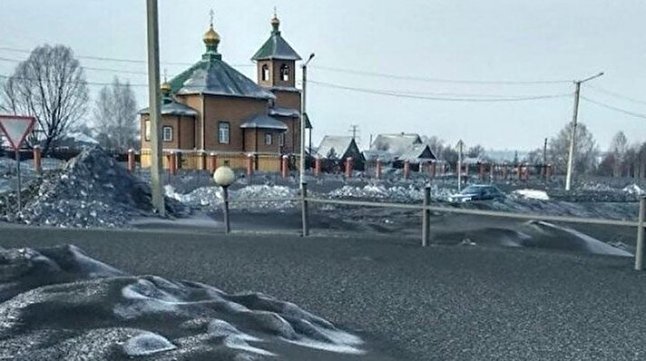 Rusya'nın Sibirya bölgesinde çevre kirliliğinden kaynaklı yağan siyah ve gri kar, görenleri şaşkına çevirdi.

