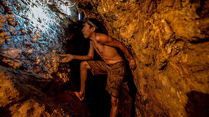 Ekonomisi yıkım halinde olan Venezuela'nın maden zengini yağmur ormanlarına 300,000 vatandaşın akın ettiği tahmin ediliyor. Bu amatör madenciler kendi kurdukları derme çatma madenlerden altın cevheri çıkararak hayatlarını kazanmaya çalışıyorlar.