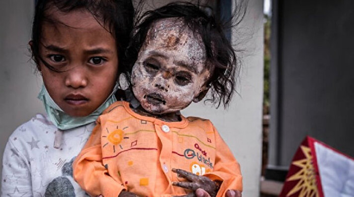 Endonezya'nın kuytu bir kasabasında hala sürdürülen gelenek akıllara durgunluk veriyor. Sulawesi adasına bağlı küçük bir yerde, ölüler mezara gömülmüyor, ev halkı ile birlikte aynı odada bekletiliyor. 'Toraja' ismi verilen bu kabile, cesetlerle birlikte yaşamayı, ölüye saygı olarak değerlendiriyor.
