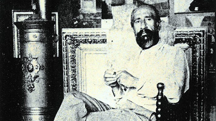 Batılı anlayışla figürlü resmin ilk temsilcisi, müzeci, arkeolog ve Sanayi-i Nefise Mektebi'nin kurucusu Osman Hamdi Bey, 109 yıl önce bugün vefat etti. Osman Hamdi Bey’i Kamplubağa Terbiyecisi tablosuyla tanısak da başka birçok tablosu var.