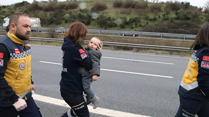 Anadolu Otoyolu'nun Düzce kesiminde meydana gelen trafik kazasında anne-baba hayatını kaybetti, 3 yaşındaki çocukları yara almadan kurtarıldı.