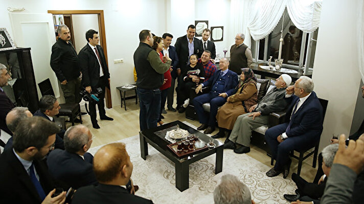 Türkiye Cumhurbaşkanı Recep Tayyip Erdoğan, bir vatandaşın davetini geri çevirmeyerek evine ziyarette bulundu.