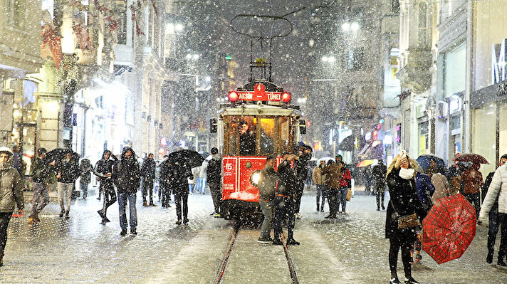Dün akşam saatlerinde İstanbul'da kar yağışı etkisini arttırdı. Tarihi Yarımada, Beyoğlu ve çevresinde de yer yer fırtına şeklinde görülen yağışla birlikte şehir beyaza büründü. 
