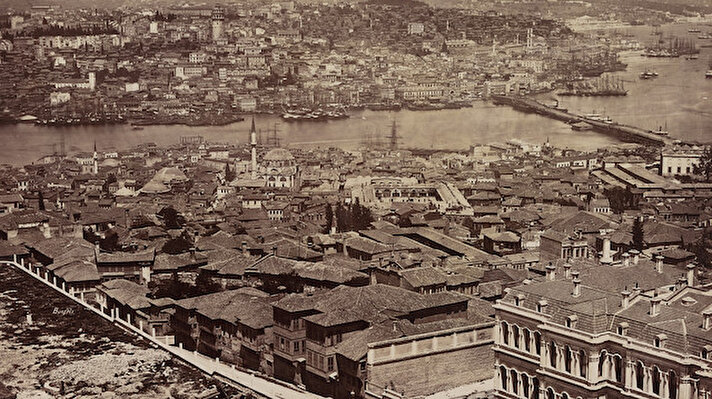 Beyazıt Kulesi'nden çekilen fotoğrafları günümüz ile benzetebilmekte zorlanabilirsiniz. Fakat İstanbul'u özellikle Tarihi Yarımada'yı bilenler fotoğrafların nereye ait olduklarını hemen anlayacaklar. Bu fotoğrafta Süleymaniye'yi görüyoruz.