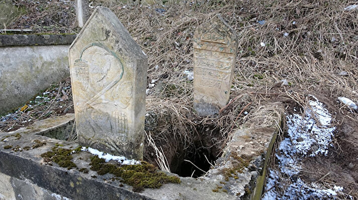 Trabzon'un Maçka ilçesinde tarihi bir mezar, kimliği belirsiz kişi ya da kişilerce kazıldı.