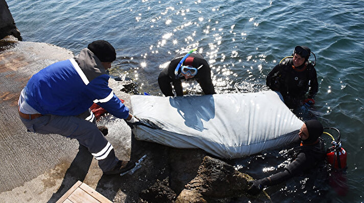 Muğla'nın Bodrum ilçesinde deniz dibi temizliği yapan dalgıçlar, su altından araç lastiği, halı, yatak, futbol topu gibi çeşitli atıkları çıkardı.