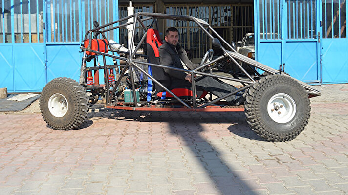 Afyonkarahisar'da yaşayan 45 yaşındaki endüstriyel makine ustası Tarkan Şahin, satın almak istediği ATV aracının pahalı olması nedeniyle hurda malzemelerden kendine arazi aracı yaptı.