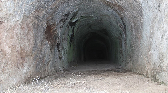 Sivas'ın Hafik ilçesine bağlı Durulmuş köyü yakınlarında bulunan ve Delik Tepe olarak bilinen tünel görenlerin dikkatini çekiyor. 